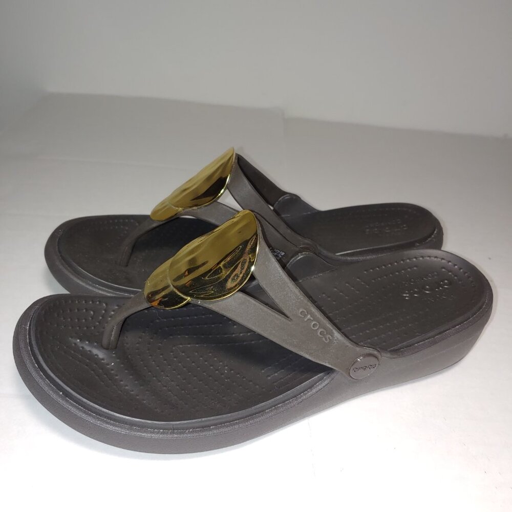 Crocs Dual Comfort Gold Tone Medallion Black Wedge Flip Flop Sandals Sz 10 - Picture 3 of 7